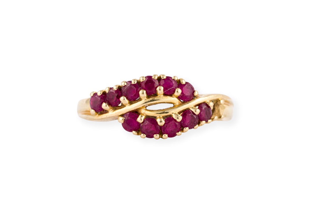 RUBIN RING: RUBIN RING GG 750. Ringmass: ca. 55. Ringbreite: ca. 8,3 mm. Ges.-Gew.: ca. 3,3 g. Ring, besetzt mit Rubinen zus. ca. 1.10 ct. Ein Stein fehlt.
