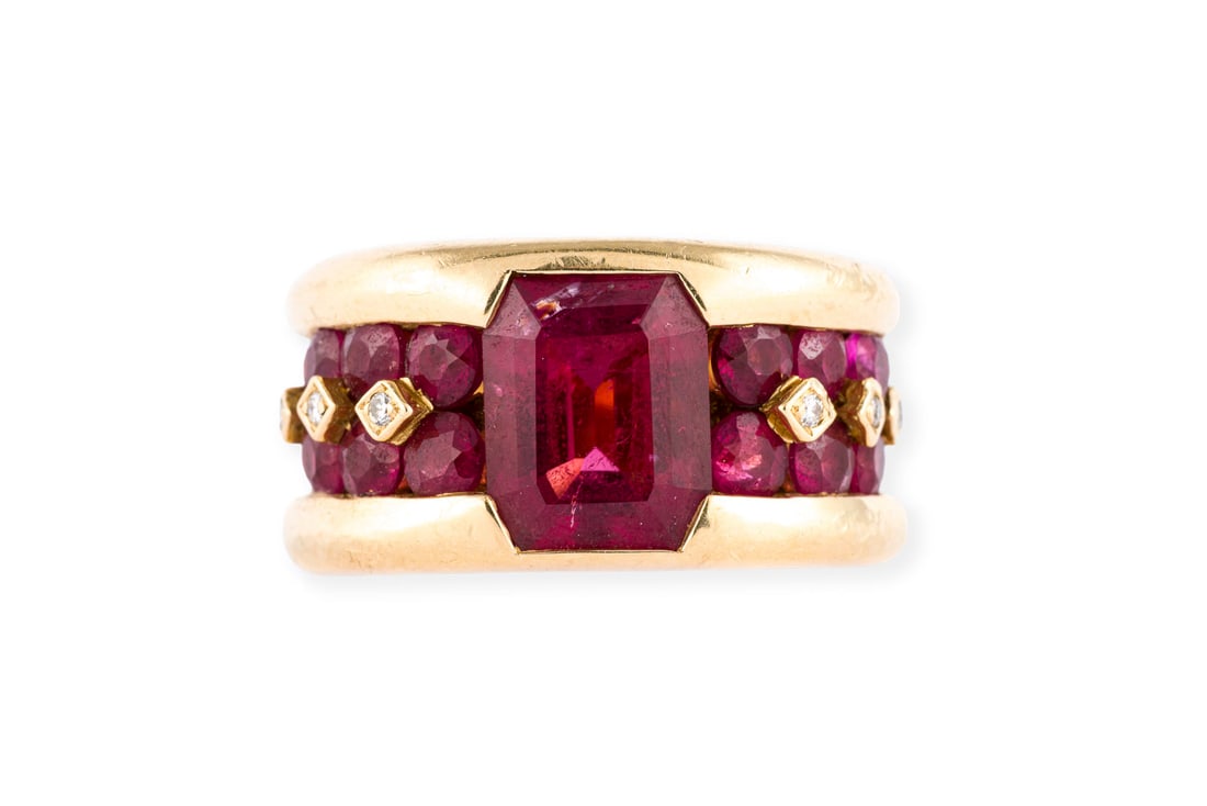 MASSIVER PINKER TURMALIN RING: MASSIVER PINKER TURMALIN RING GG 750. Ringmass: ca. 54. Ringbreite: ca. 12,4 mm. Ges.-Gew.: ca. 14,1 g. Ring, besetzt mit einem zentralen pinken Turmalin von ca. 3.20 ct. Die restlichen pinken Turmali