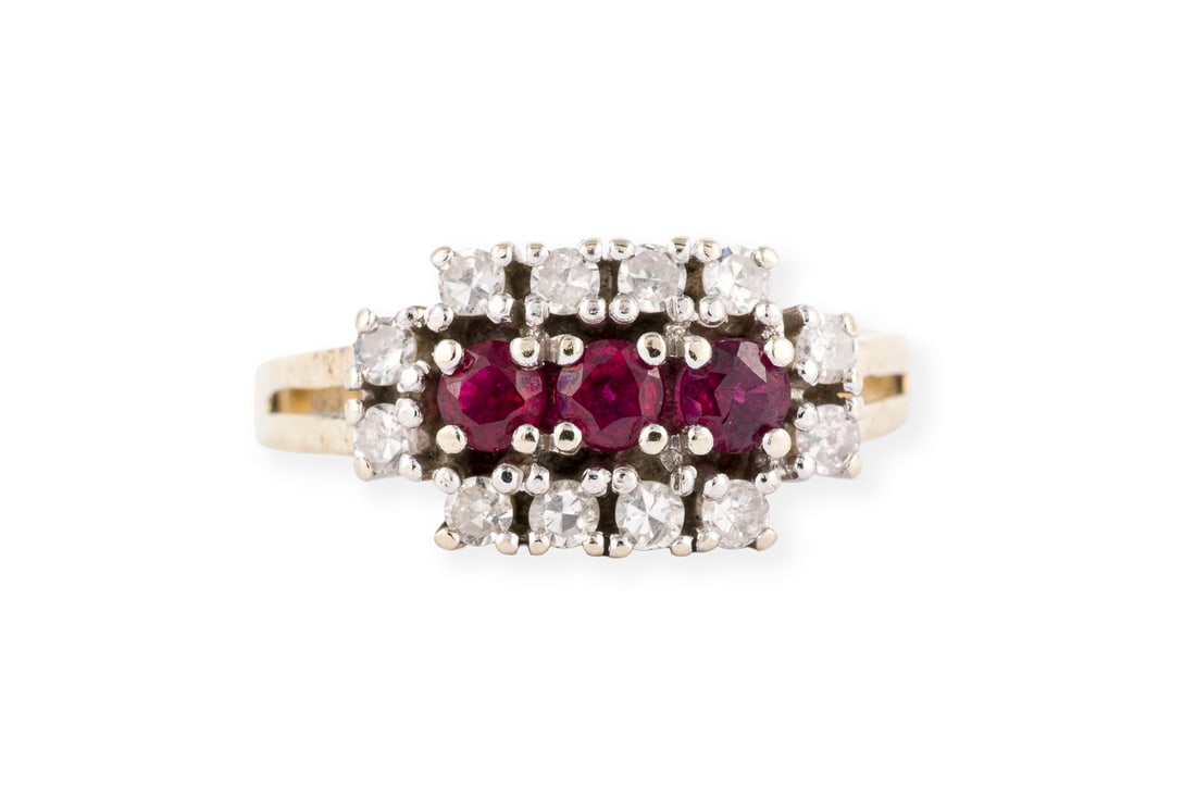 RUBIN DIAMANT RING: RUBIN DIAMANT RING WG/GG 585. Ringmass: ca. 50. Ringkopfmasse: ca. 13,8 x 8,5 mm. Ges.-Gew.: ca. 3,8 g. Ring, besetzt mit Rubinen zus. ca. 0.45 ct. und Diamanten im 8/8-Schliff zus. ca. 0.30 ct.