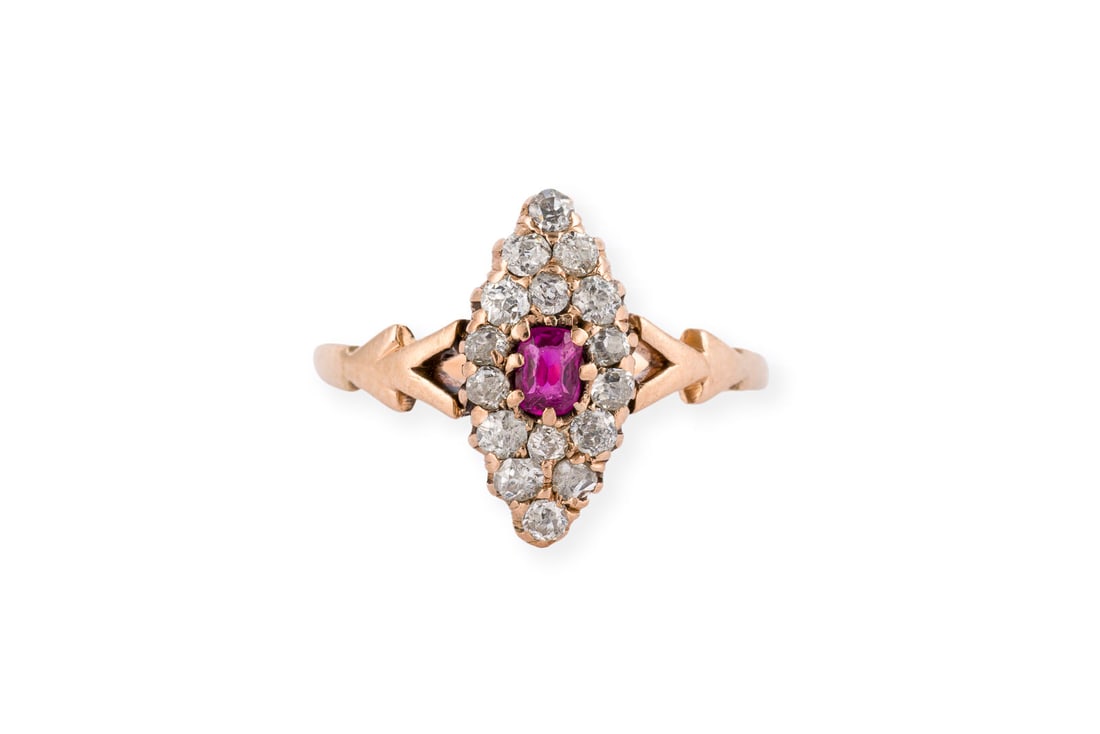 ZARTER NAVETTEFOERMIGER RING: ZARTER NAVETTEFOERMIGER RING GG 585. Ringmass: ca. 45,5. Ringkopfmasse: ca. 12,5 x 6,3 mm. Ges.-Gew.: ca. 1,5 g. Zarter Ring, besetzt mit einem zentralen pinken Farbstein und Diamanten im Altschliff