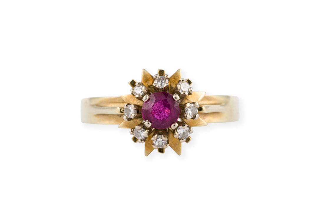RUBIN ENTOURAGE RING: RUBIN ENTOURAGE RING GG 585. Ringmass: ca. 58. Ringkopfmasse: ca. 11,0 x 11,0 mm. Ges.-Gew.: ca. 4,9 g. Ring, besetzt mit einem zentralen Rubin von ca. 0.50 ct. und einem Kranz aus Diamanten im