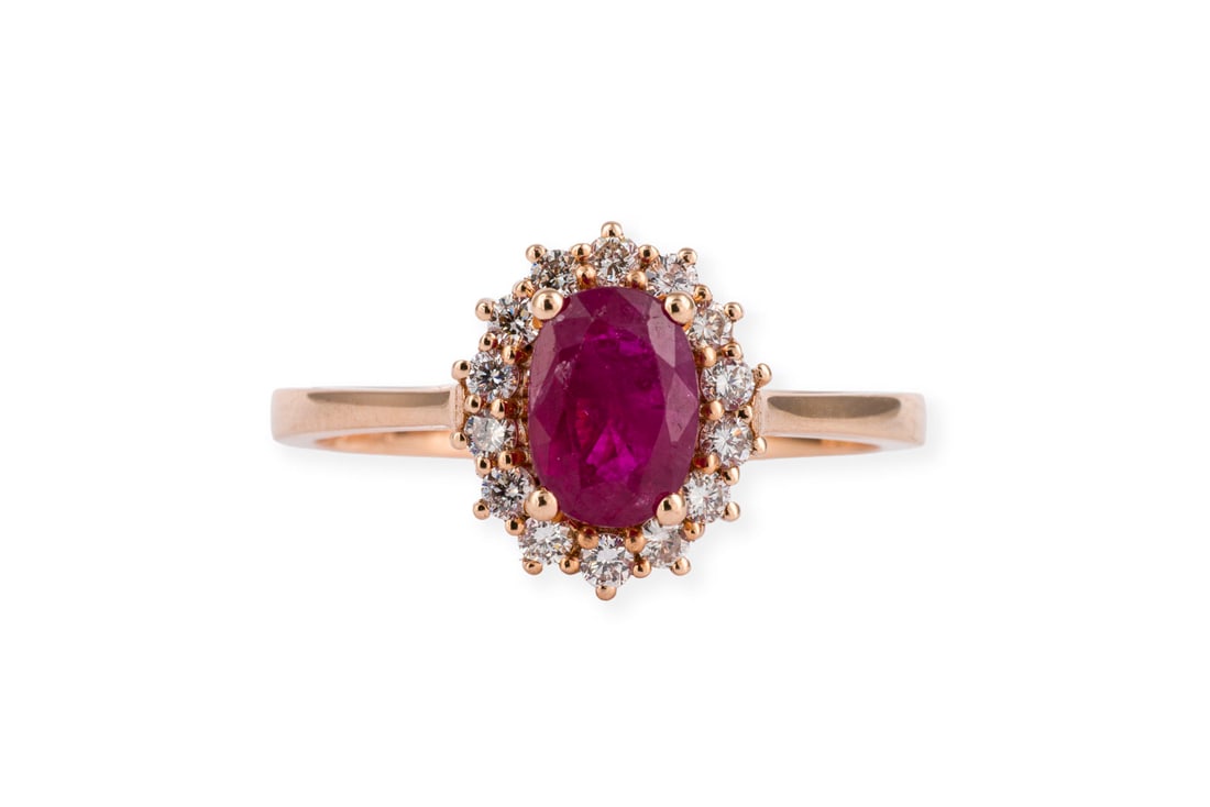 FEINER RUBIN ENTOURAGE RING: FEINER RUBIN ENTOURAGE RING RG 750. Ringmass: ca. 55. Ringkopfmasse: ca. 11,3 x 9,6 mm. Ges.-Gew.: ca. 3,4 g. Ring, besetzt mit einem zentralen, oval facettierten Rubin von ca. 0.75 ct. und einem