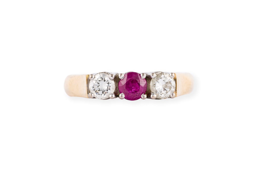RUBIN BRILLANT TRILOGIE RING: RUBIN BRILLANT TRILOGIE RING WG/GG 585. Ringmass: ca. 59. Ringbreite: ca. 4,7 g. Ges.-Gew.: ca. 6,0 g. Ring, besetzt mit einem zentralen Rubin von ca. 0.50 ct, flankiert von Brillanten zus. ca. 0.52
