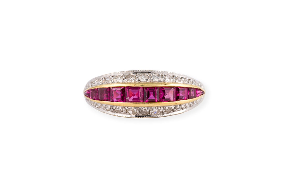 RUBIN DIAMANT RING: RUBIN DIAMANT RING GG 750. Ringmass: ca. 56. Ringbreite: ca. 9,8 mm. Ges.-Gew.: ca. 3,3 g. 3-Reihiger Ring, besetzt mit Diamanten im 8/8-Schliff zus. ca. 0.28 ct. und Rubin-CarrEs. Expertise: Inkl.