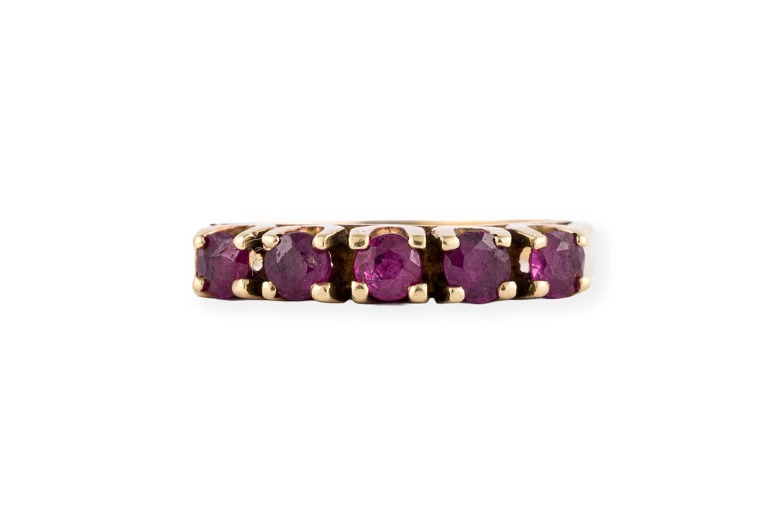 RUBIN VORSTECK RING: RUBIN VORSTECK RING GG 585. Ringmass: ca. 56. Ringbreite: ca. 3,6 mm. Ges.-Gew.: ca. 3,2 g. Ring, besetzt mit 5 Rubinen zus. ca. 0.50 ct.