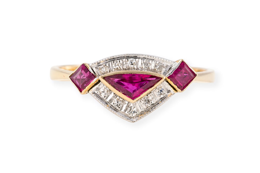DREIECKIGER RUBIN RING: DREIECKIGER RUBIN RING WG/GG 585. Ringmass: ca. 54. Ringkopfmasse: ca. 14,6 x 7,8 mm. Ges.-Gew.: ca. 2,2 g. Ring mit einem dreieckigen Ringkopf, besetzt mit kleinen Achtkantdiamanten zus. ca. 0.03