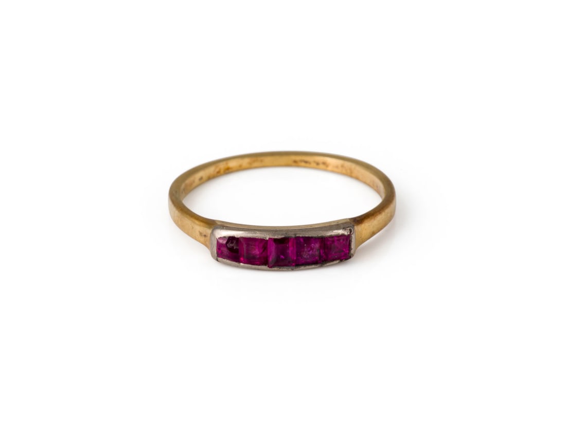 VORSTECK RING: VORSTECK RING GG 750 (getestet). Ringmass: ca. 55. Ringkopfmasse: ca 12,8 mm x 3,6 mm. Ges.-Gew.: ca. 1,7 g. Ring, besetzt mit kleinen roten Farbsteinen - wohl Rubine zus. ca. 0.20 ct. teilw. best.
