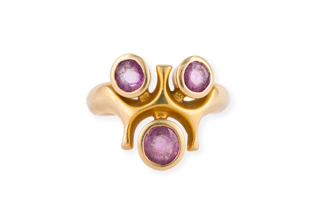 PINKER SAPHIR RING: PINKER SAPHIR RING GG 750. Ringmass: ca. 52. Ringkopfmasse: ca. 16,6 x 15,1 mm. Ges.-Gew.: ca. 7,3 g. Ring, besetzt mit drei pinken Saphiren zus. ca. 1.15 ct.