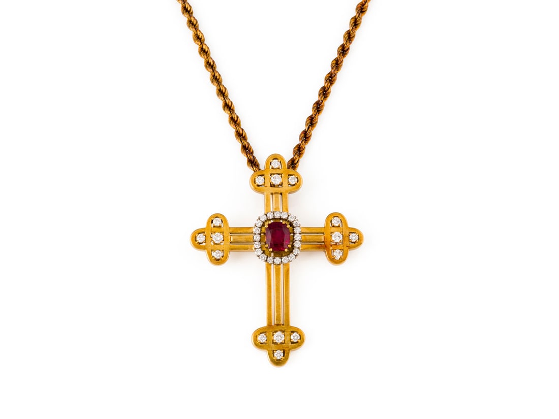 KREUZ COLLIER: KREUZ COLLIER GG 585/750. L.(Collier): 60,0 cm. Ges.-Gew.: ca. 51,2 g. Kordelkette mit Kreuzanhaenger, besetzt mit Diamanten zus. ca. 1.22 ct. H-J/VS-P und einem Rubin von ca. 1.50 ct.