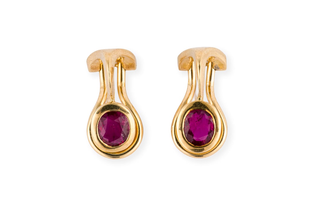 FEINE RUBIN OHRCLIPS: FEINE RUBIN OHRCLIPS GG 750. Masse: ca. 14,5 x 6,2 mm. Ges.-Gew.: ca. 3,7 g. Ohrclips, besetzt mit Rubinen zus. ca. 0.66 ct.