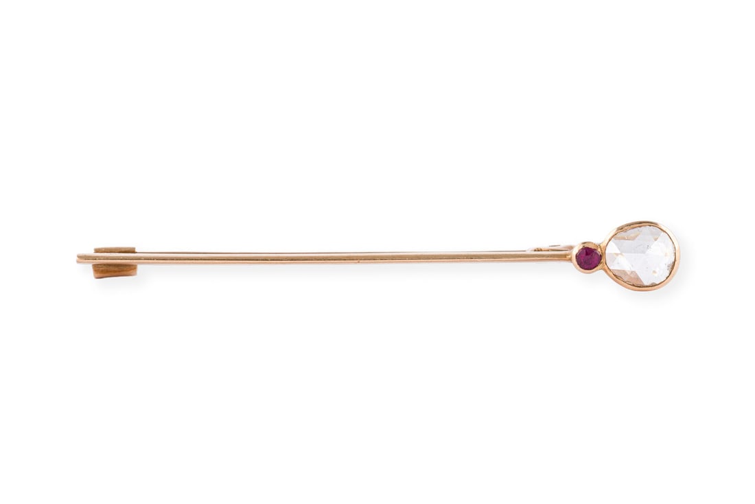 ROSENDIAMANT STABBROSCHE: ROSENDIAMANT STABBROSCHE GG 585 (getestet). Masse: ca. 49,6 x 5,8 mm. Ges.-Gew.: ca. 2,2 g. Stabbrosche, besetzt mit einem Diamanten im Rosenschliff von ca. 0.20 ct. und einem wohl kleinen Rubin.