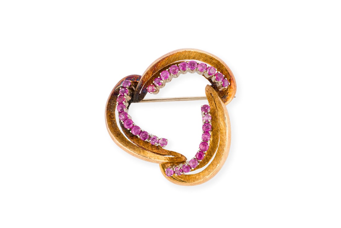 PINKE SAPHIR BROSCHE: PINKE SAPHIR BROSCHE GG 750. Masse: ca. 33,3 x 34,9 mm. Ges.-Gew.: ca. 9,8 g. Brosche, besetzt mit pinken Saphiren.