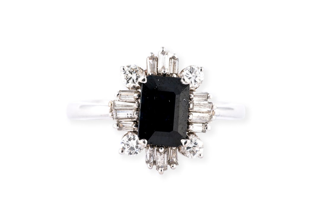 SAPHIR DIAMANT RING: SAPHIR DIAMANT RING WG 585. Ringmass: ca. 59. Ringkopfmasse: ca. 16,0 x 13,5 mm. Ges.-Gew.: ca. 7,0 g. Ring, besetzt mit einem zentralen Saphir von ca.2.00 ct. und Diamanten im Baguette- und