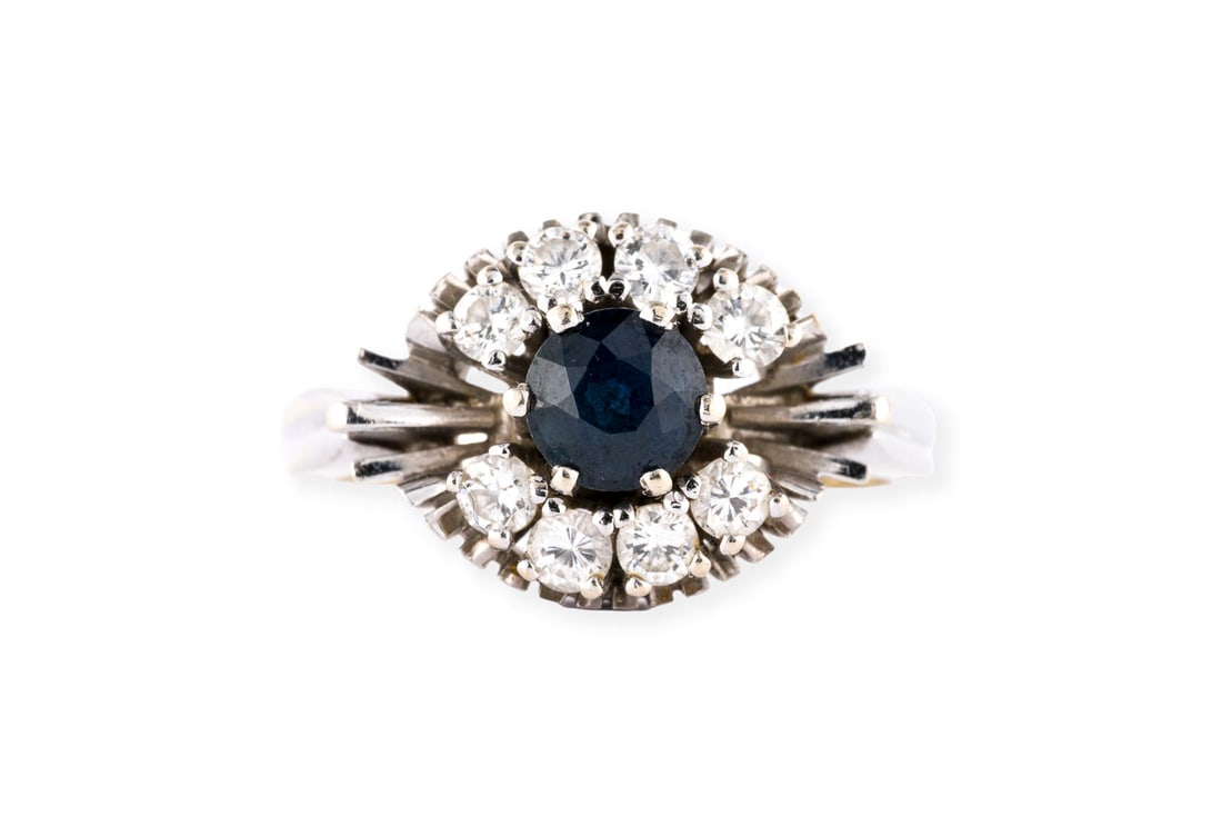 SAPHIR BRILLANT RING: SAPHIR BRILLANT RING WG 585. Ringmass: ca. 56. Ringbreite: ca. 12,1 mm. Ges.-Gew.: ca. 5,5 g. Ring, besetzt mit einem zentralen Saphir von ca. 0.75 ct. und Brillanten zus. ca. 0.52 ct.