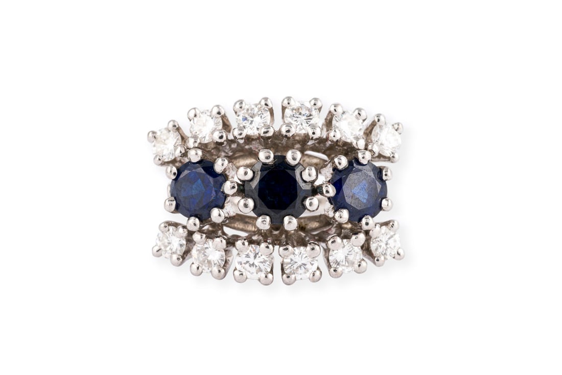 GROssER SAPHIR BRILLANT RING: GROssER SAPHIR BRILLANT RING WG 750 (getestet). Ringmass: ca. 49. Ringkopfmasse: ca. 14,5 x 20,0 mm. Ges.-Gew.: ca. 9,2 g. Ring, besetzt mit Saphiren und Brillanten zus. ca. 1.20 ct. F-G/VS-SI.