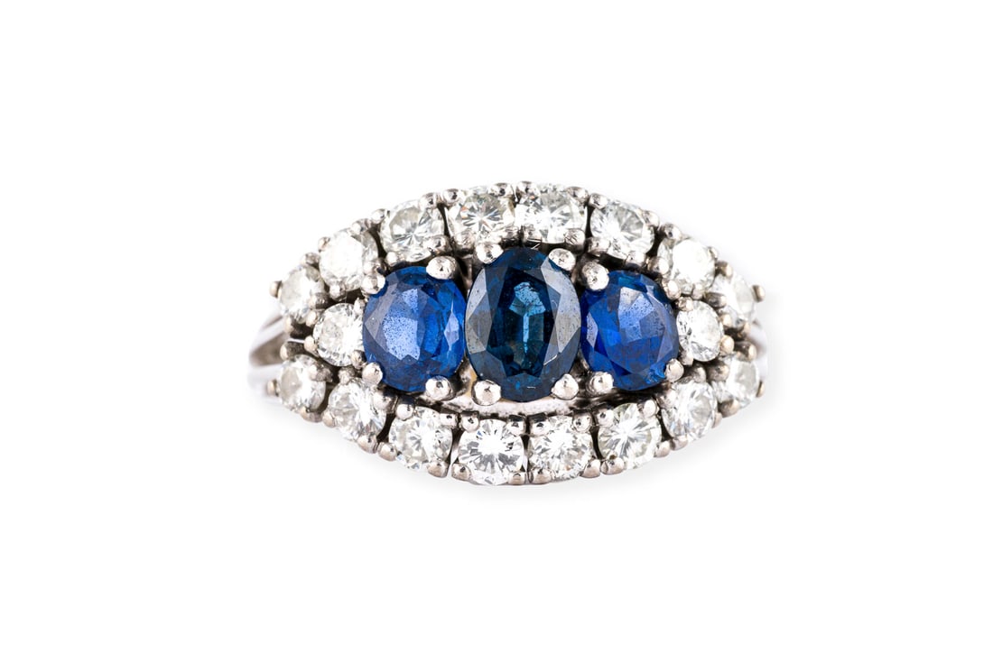 ELEGANTER SAPHIR RING: ELEGANTER SAPHIR RING WG 750. Ringmass: ca. 57. Ringbreite: ca. 12,2 mm. Ges.-Gew.: ca. 7,8 g. Ring, besetzt mit 3 Saphiren im Navetteschliff zus. ca. 1.05 ct. und Brillanten zus. ca. 0.90 ct.