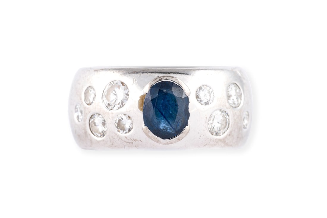 SAPHIR STERNENHIMMEL RING: SAPHIR STERNENHIMMEL RING WG 750. Ringmass: ca. 54. Ringbreite: ca. 11,0 mm. Ges.-Gew.: ca. 24,6 g. Derix. Ring, besetzt mit einem zentralen Saphir von ca. 1.00 ct. und Brillanten zus. ca. 0.80 ct. F-