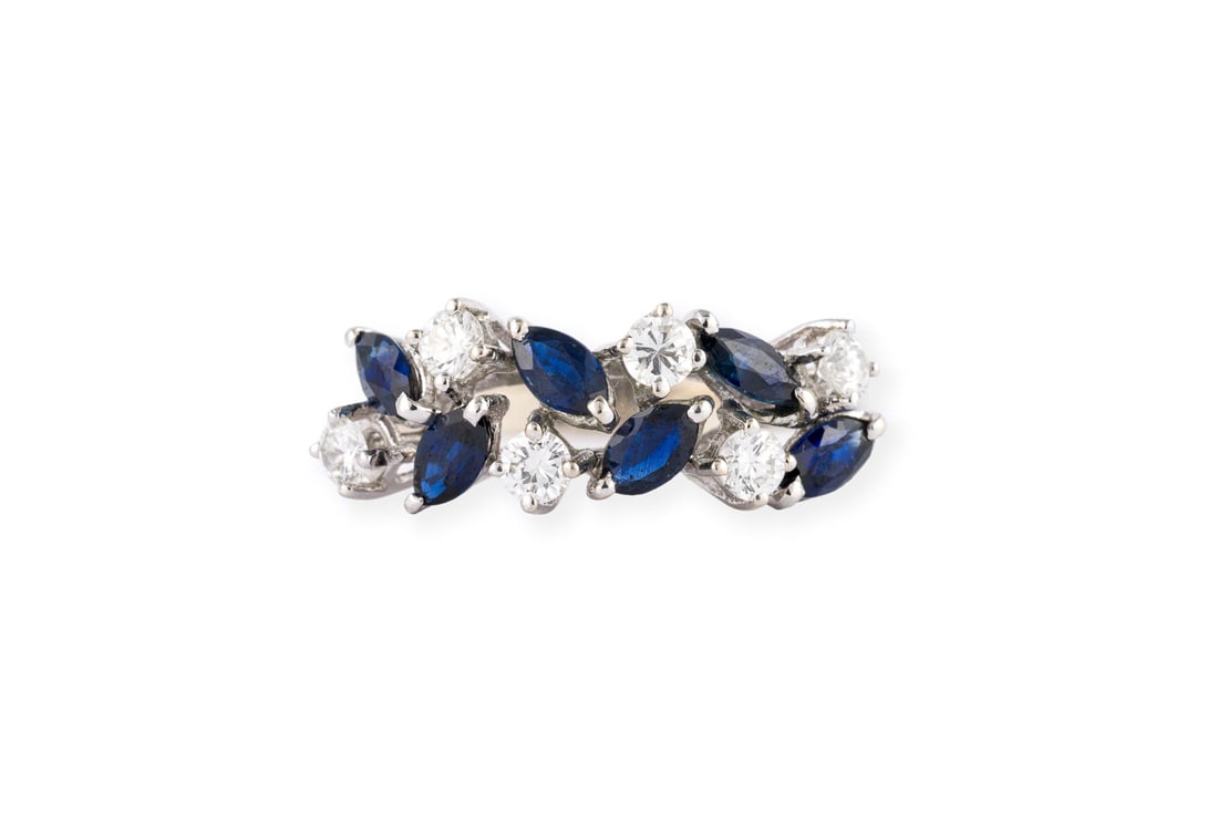 SAPHIR BRILLANT RING: SAPHIR BRILLANT RING WG 585. Ringmass: ca. 59. Ringkopfmasse: ca. 8,0 x 22,0 mm. Ges.-Gew.: ca. 2,7 g. Ring, besetzt mit Saphiren zus. ca. 0.60 ct. und Brillanten zus. ca. 0.51 ct. G/VS.