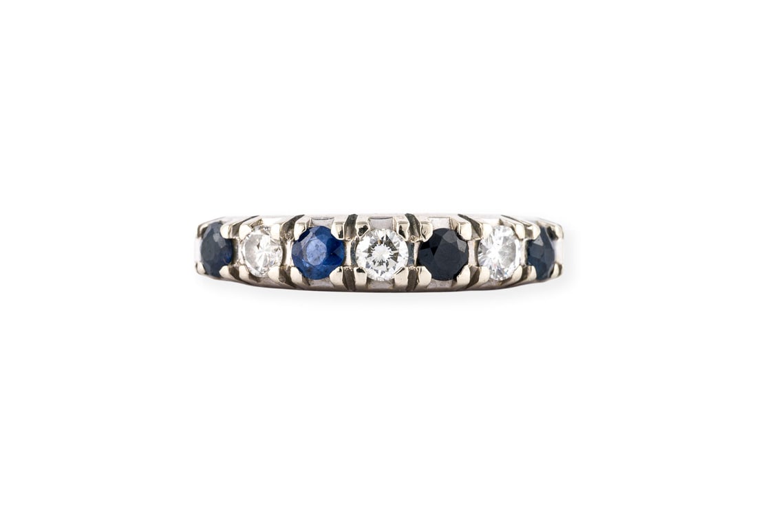 HALB MEMOIRE RING: HALB MEMOIRE RING WG 750. Ringmass: ca. 56. Ringbreite: ca. 4,5 mm. Ges.-Gew.: ca. 3,7 g. Halb-Memoire-Ring, besetzt mit Saphiren und Brillanten im Wechsel zus. ca. 0.25 ct.