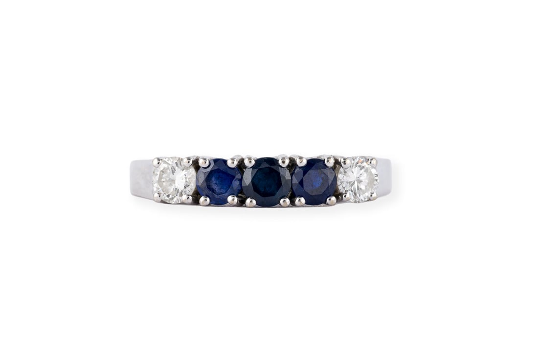 SAPHIR BRILLANT VORSTECKRING: SAPHIR BRILLANT VORSTECKRING WG 585. Ringmass: ca. 57. Ges.-Gew.: ca. 2,5 g. Ring, besetzt mit 3 Saphiren zus. ca. 0.42 ct. und zwei Brillanten zus. ca. 0.28 ct. G-H/VS-SI.