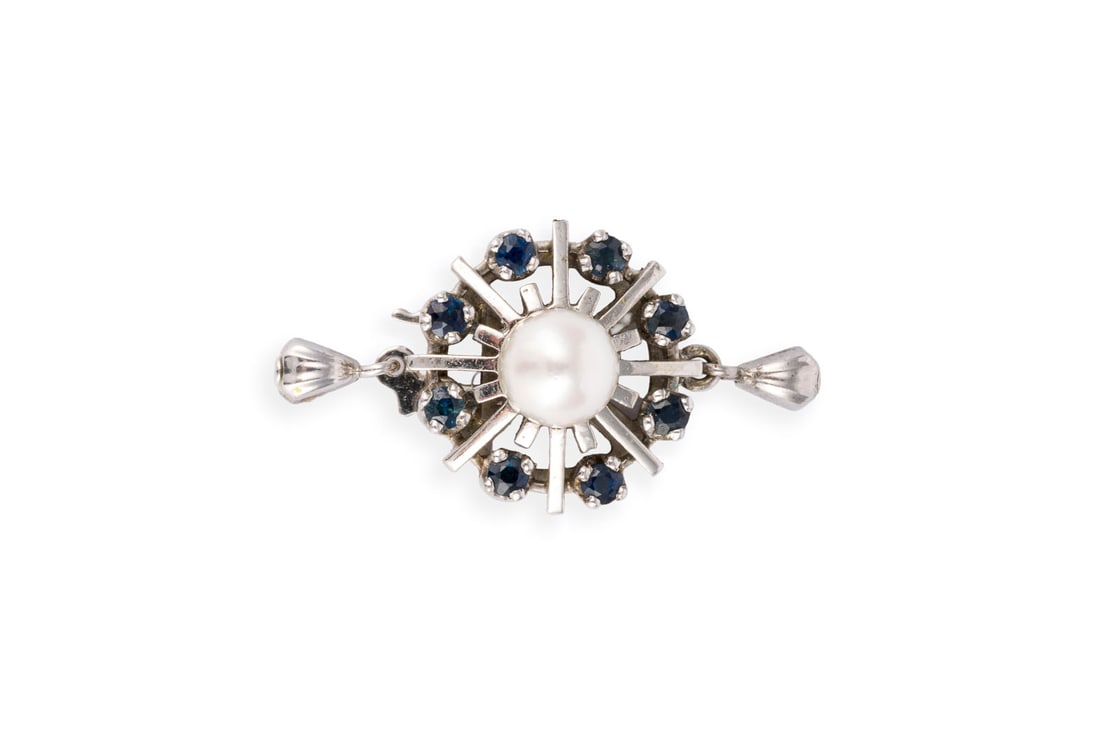 EINSTRAENGIGE SCHLIESSE: EINSTRAENGIGE SCHLIESSE WG 585. Masse: D.: ca. 15,7 mm. Ges.-Gew.: ca. 4,8 g. Einstraengige Schliesse, besetzt mit einer zentralen Perle (D.: ca. 6,3 mm) und einem Kranz aus kleinen Saphiren.