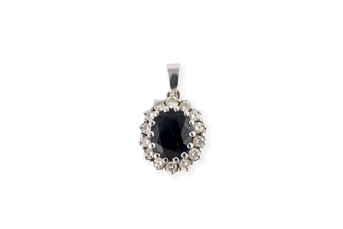 SAPHIR ANHAENGER: SAPHIR ANHAENGER WG 585. Masse: ca. 20,2 x 12,0 mm. Ges.-Gew.: ca. 2,2 g. Anhaenger, besetzt mit einem zentralen Saphir von ca. 2.35 ct. und einem Kranz aus Brillanten zus. ca. 0.43 ct. TW/SI.