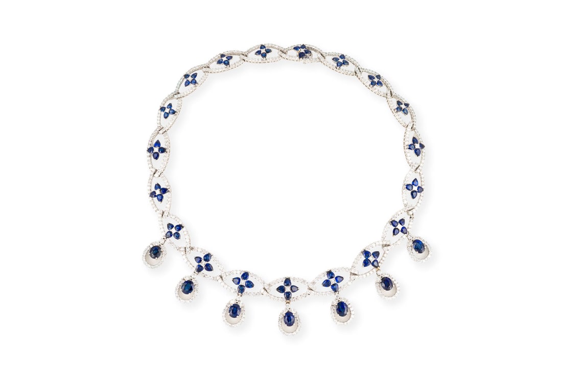 ELEGANTES SAPHIR COLLIER: ELEGANTES SAPHIR COLLIER WG 750. L.: ca. 43,0 cm. Ges.-Gew.: ca. 88,3 g. Exquisites Collier bestehend aus sieben Saphir-Mittelsteinen, die von Brillanten umrahmt und auf einem Bluetenstrang aus Saphir