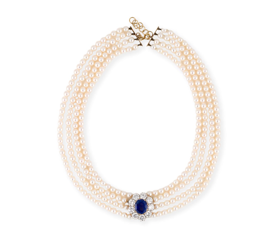 BEDEUTENDE CEYLON SAPHIR PARURE: BEDEUTENDE CEYLON SAPHIR PARURE Bedeutende, multifunktionale Parure von aussergewoehnlicher Raffinesse. Im Zentrum steht ein atemberaubender, unbehandelter Saphir aus Ceylon (Sri Lanka) mit einem Gewi