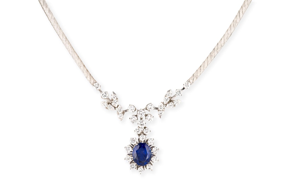SAPHIR BRILLANT COLLIER: SAPHIR BRILLANT COLLIER WG 750. L.: ca. 39,0 cm. Ges.-Gew.: ca. 39,4 g. Collier, besetzt mit einem Saphir von ca. 4.42 ct., sowie Brillanten zus. ca. 2.86 ct. F-G/VVS. Kastenschloss mit Sicherheitsach