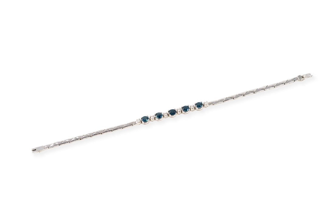 SAPHIR BRILLANT ARMBAND: SAPHIR BRILLANT ARMBAND WG 585. L.: ca. 18,0 cm. Ges.-Gew.: ca. 11,3 g. Armband, besetzt mit Saphiren zus. ca. 1.50 ct. und Brillanten zus. ca. 0.30 ct. F-G/SI-P. Kastenschloss mit Sicherheitsacht.