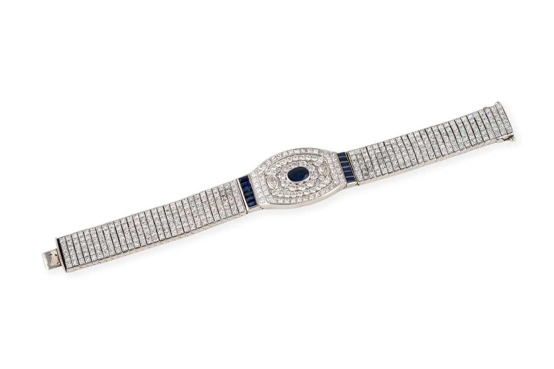 ATEMBERAUBENDES DIAMANT SAPHIR ARMBAND: ATEMBERAUBENDES DIAMANT SAPHIR ARMBAND WG 750. L.: ca. 19,0 cm. Ges.-Gew.: ca. 87,5 g. Armband mit einem zentralen Medaillon, besetzt mit Saphiren zus. ca. 4.80 ct. und Diamanten im Prinzessschliff