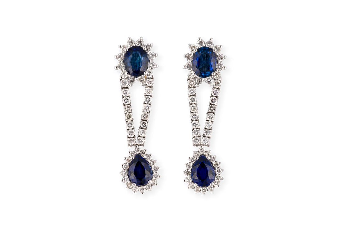 SAPHIR OHRHAENGER: SAPHIR OHRHAENGER WG 750. L.: 40,0 mm. Ges.-Gew.: ca. 9,8 g. Elegante Ohrhaenger aus Saphiren und Diamanten.