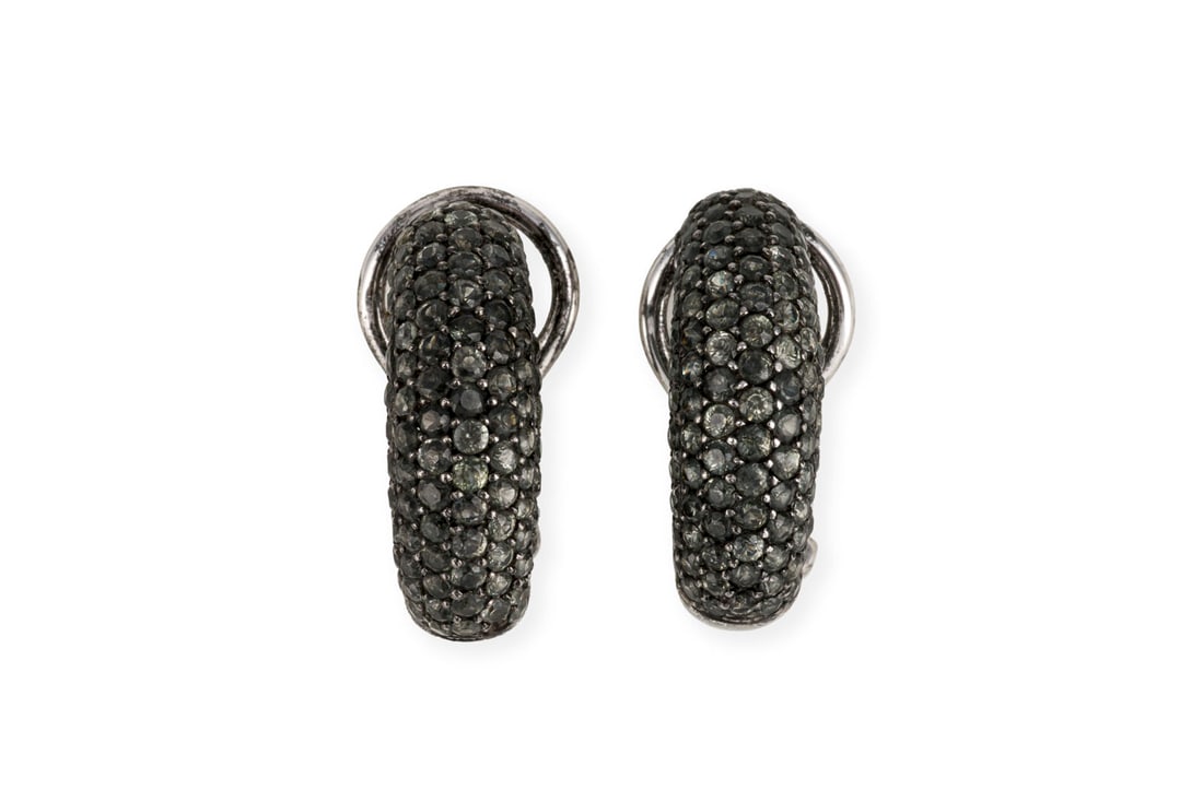 EDELSTEIN HALB CREOLEN: EDELSTEIN HALB CREOLEN WG 750. Masse: ca. 18,8 x 6,6 mm. Ges.-Gew.: ca. 5,6 g. Halbcreolen mit Clipstecker, besetzt mit wohl grauen Saphiren. Ein Stein fehlt.