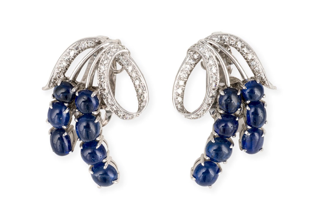 GROssE SCHLEIFEN OHRRINGE: GROssE SCHLEIFEN OHRRINGE WG 585. Masse: ca. 29,0 x 21,0 mm. Ges.-Gew.: ca. 12,7 g. Ohr-Clipstecker, besetzt mit Saphir-Cabochons zus. ca. 4.00 ct. und Diamanten im 8/8-Schliff zus. ca. 0.50 ct.
