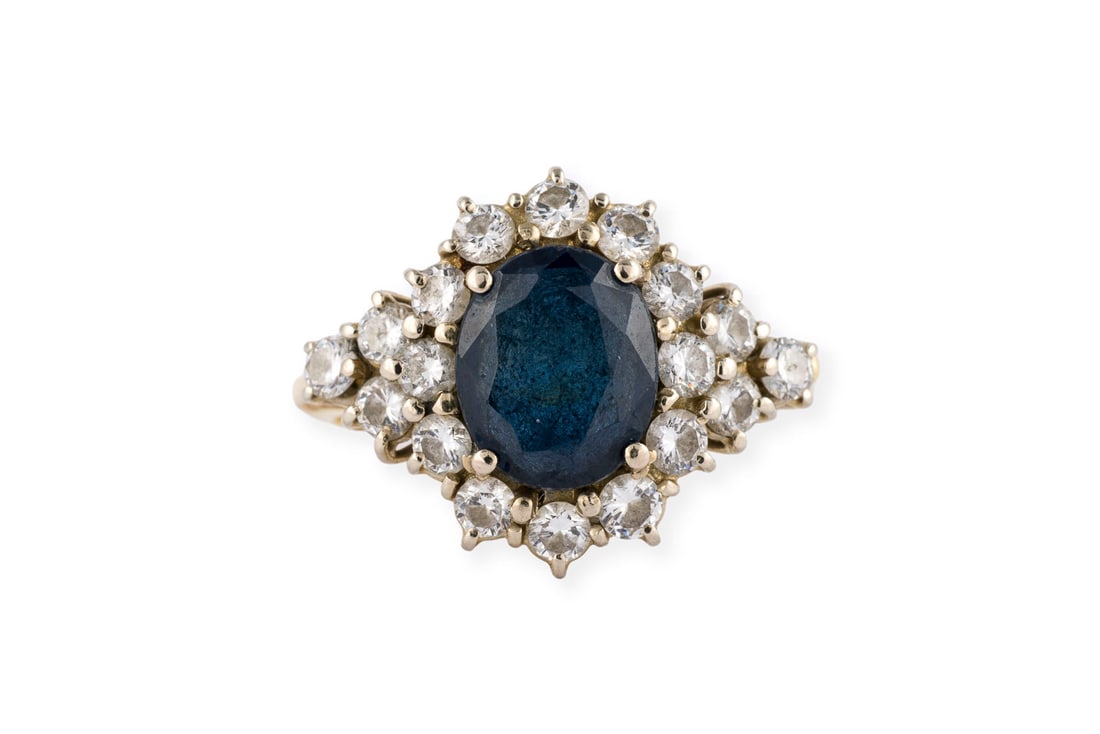 SAPHIR BRILLANT RING: SAPHIR BRILLANT RING GG 750. Ringmass: ca. 51. Ringbreite: ca. 15,0 mm. Ges.-Gew.: ca. 5,5 g. Ring, besetzt mit einem zentralen Saphir von ca. 2.34 ct. und Brillanten zus. ca. 0.91 ct. TW/IF. Expertis