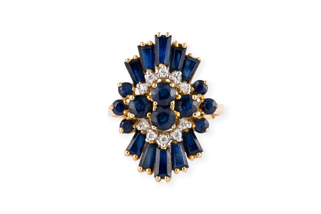 SAPHIR COCKTAIL RING: SAPHIR COCKTAIL RING GG 750. Ringmass: ca. 54. Ringkopfmasse: ca. 24,0 x 17,5 mm. Ges.-Gew.: ca. 6,5 g. Ring, besetzt mit Saphiren und Brillanten zus. ca. 0.10 ct. Inkl. Ringverkleinerungsschiene.
