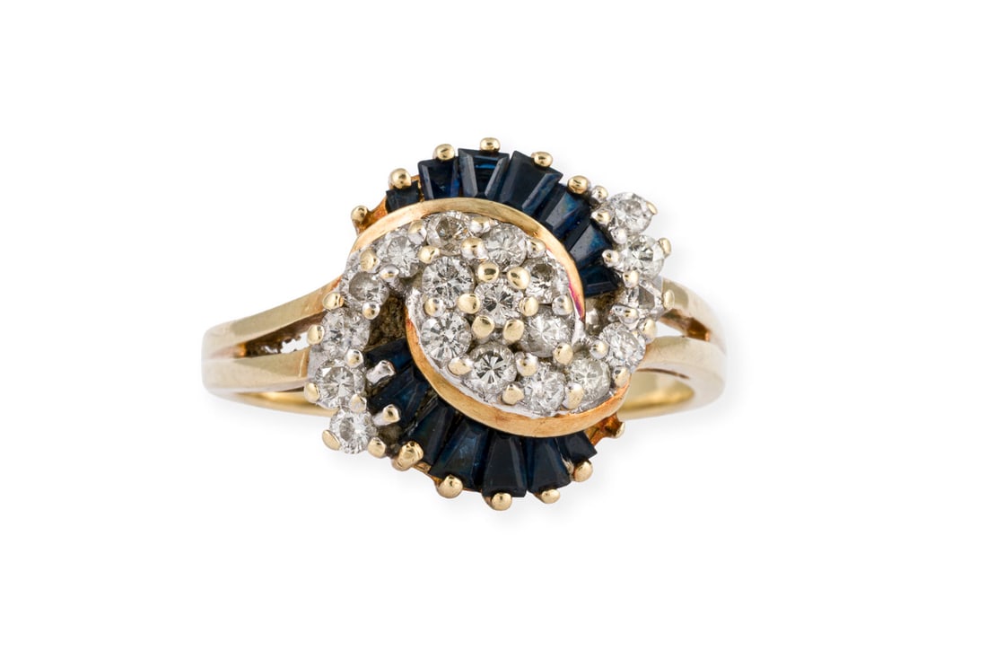 GEWIRBELTER SAPHIR BRILLANT RING: GEWIRBELTER SAPHIR BRILLANT RING GG 585. Ringmass: ca. 58. Ringkopfmasse: ca. 14,0 x 16,0 mm. Ges.-Gew.: ca. 5,4 g. Ring, mit einem wirbelfoermigen Ringkopf, besetzt mit Brillanten zus. ca. 0.95 ct.