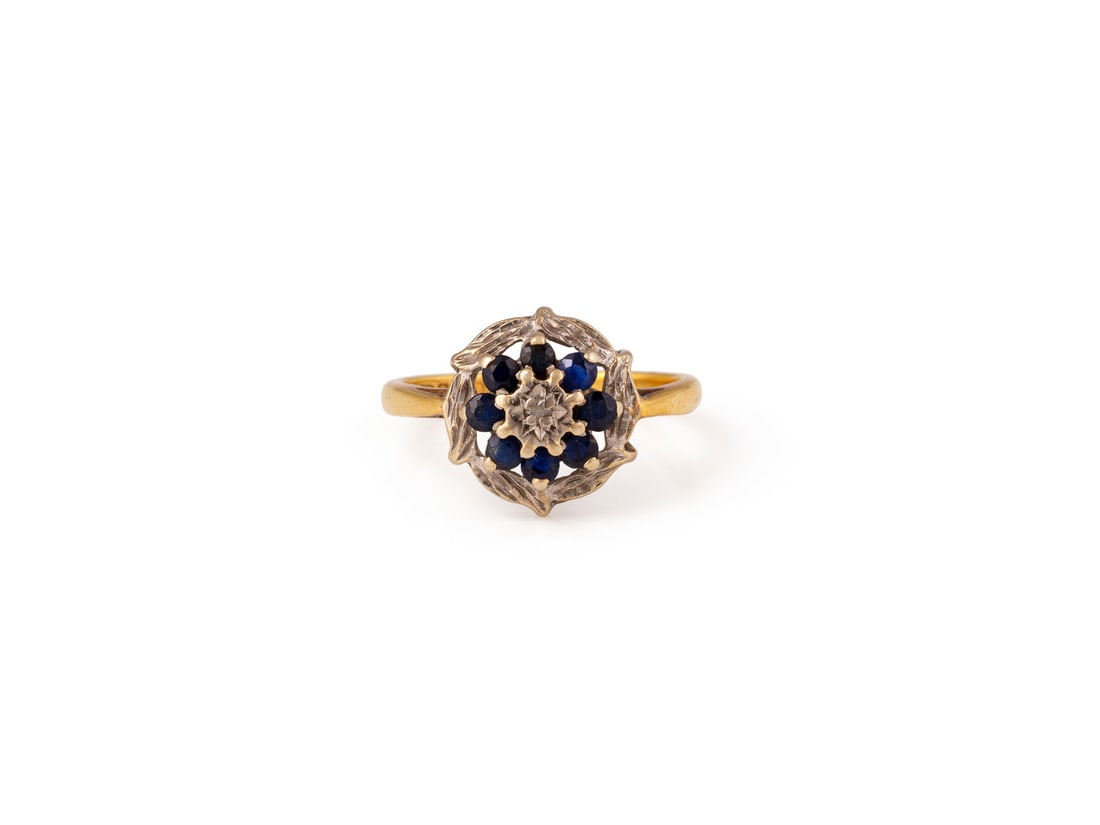 RUNDER SAPHIR RING: RUNDER SAPHIR RING WG/GG 750. Ringmass: ca. 54. D.(Ringkopf): ca. 12,8 mm. Ges.-Gew.: ca. 3,7 g. Ring, besetzt mit einem zentralen Diamanten im 8/8-Schliff von ca. 0.005 ct. und einem Kranz aus