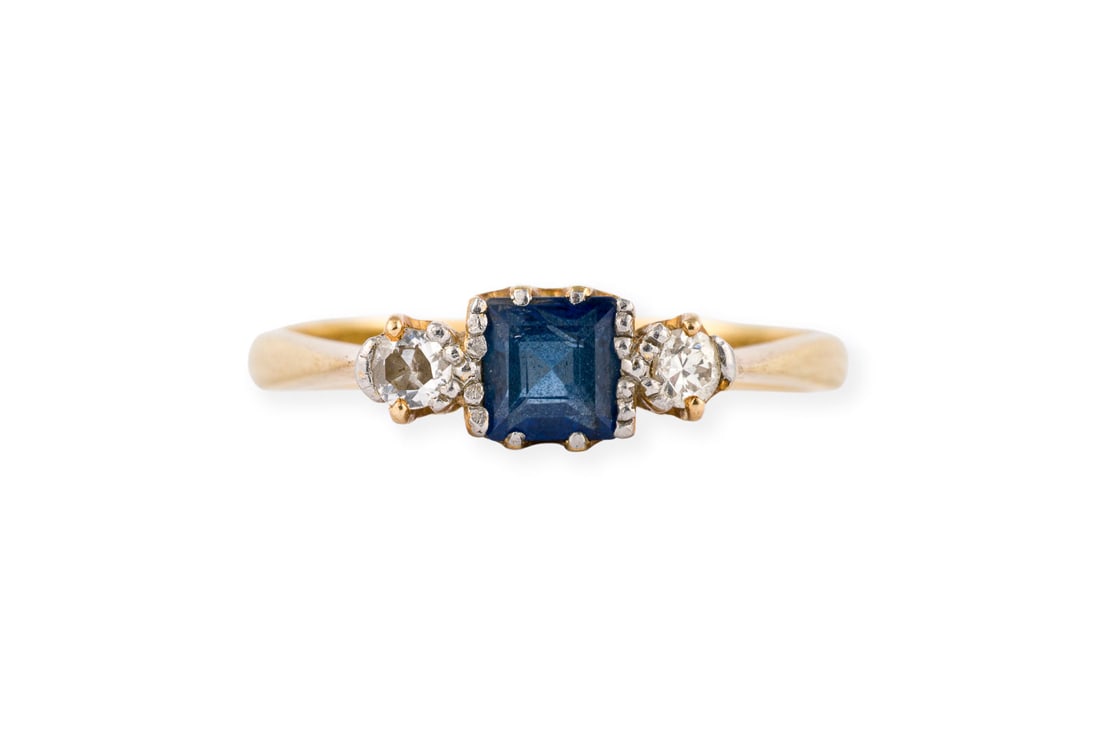 SAPHIR DIAMANT TRILOGIERING: SAPHIR DIAMANT TRILOGIERING PT/GG 750. Ringmass: ca. 51. Ringbreite: ca. 5,0 mm. Ges.-Gew.: ca. 2,3 g. Ring, besetzt mit einem zentralen Saphir-CarrE von ca. 0.25 ct., flankiert von zwei Diamanten im