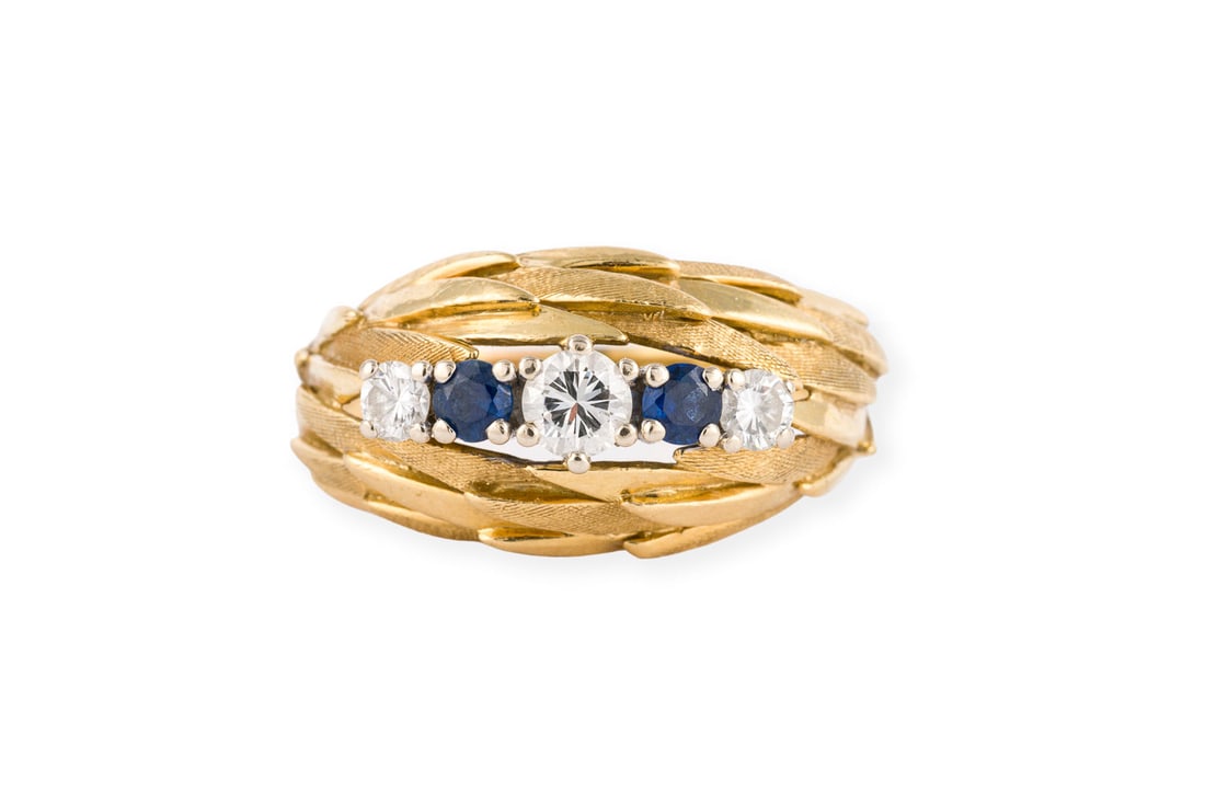 SAPHIR BRILLANT RING: SAPHIR BRILLANT RING GG 750. Ringmass: ca. 59. Ringbreite: ca. 11,6 mm. Ges.-Gew.: ca. 7,9 g. Ring, mit teilw. ziselierter Ringschiene aus federfoermigen Elementen, besetzt mit Saphiren zus. ca. 0.30
