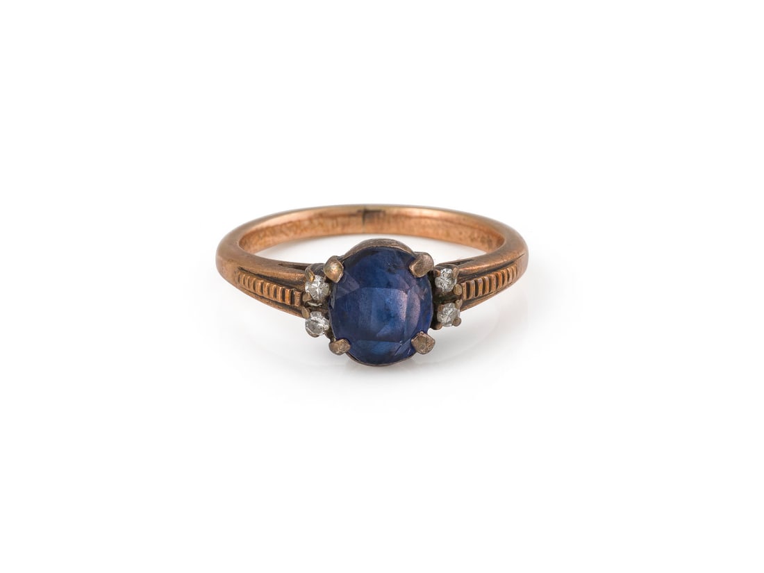 SAPHIR DIAMANT RING: SAPHIR DIAMANT RING AG/RG 333 (getestet). Ringmass: ca. 51. Ringkopfmasse: ca. 17,5 x 9,8 mm. Ges.-Gew.: 3,5 g. Ring mit einem zentralen, oval facettierten Saphir von ca. 2.25 ct., sowie vier