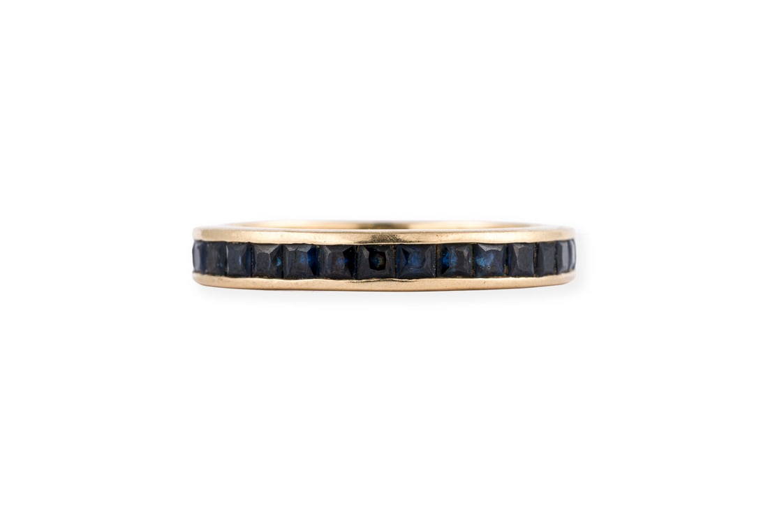 SAPHIR ETERNITY RING: SAPHIR ETERNITY RING GG 585. Ringmass: ca. 59. Ringbreite: ca. 3,6 mm. Ges.-Gew.: ca. 3,3 g. Ring, rundum besetzt mit Saphir-CarrEs.