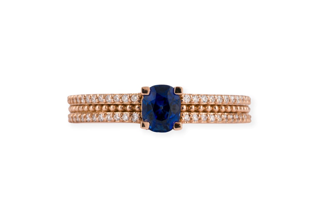 SAPHIR DIAMANT RING: SAPHIR DIAMANT RING RG 750. Ringmass: ca. 55. Ringbreite: ca. 5,2 mm. Ges.-Gew.: ca. 4,0 g. Ring, besetzt mit einem Saphir von ca. 0.52 ct. und Brillanten auf der Ringschiene zus. ca. 0.18 ct.