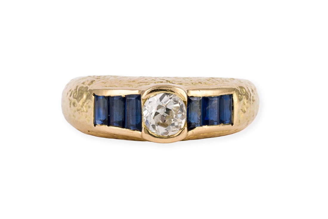 DIAMANT SAPHIR RING: DIAMANT SAPHIR RING GG 750 (getestet). Ringmass: ca. 56. Ringbreite: ca. 7,6 mm. Ges.-Gew.: ca. 7,0 g. Ring, besetzt mit einem zentralen Diamanten im Altschliff von ca. 0.60 ct. I/VS, flankiert von in