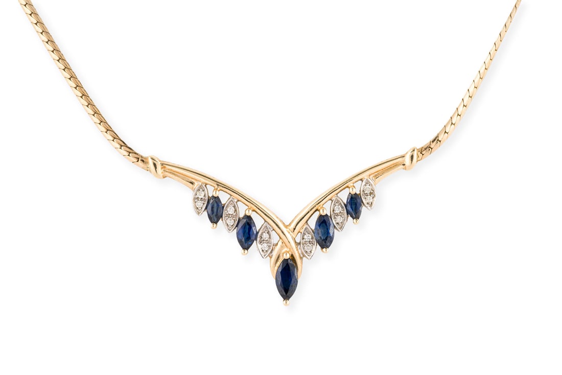 SAPHIR DIAMANT COLLIER: SAPHIR DIAMANT COLLIER GG 585. L.: ca. 44,5 cm. Ges.-Gew.: ca. 8,8 g. V-Foermiges Collier, besetzt mit Saphiren im Navetteschliff zus. ca. 0.90 ct. und Diamanten zus. ca. 0.06 ct. Kastenschloss mit