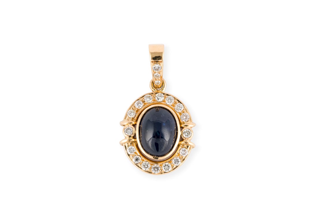 SAPHIR CABOCHON ANHAENGER: SAPHIR CABOCHON ANHAENGER GG 750 (getestet). Masse: ca. 29,5 x 17,0 mm. Ges.-Gew.: ca. 5,3 g. Ovaler Anhaenger, besetz mit einem Saphir-Cabochon von ca. 1.20 ct. und Brillanten zus. ca. 0.38 ct. H/VS.