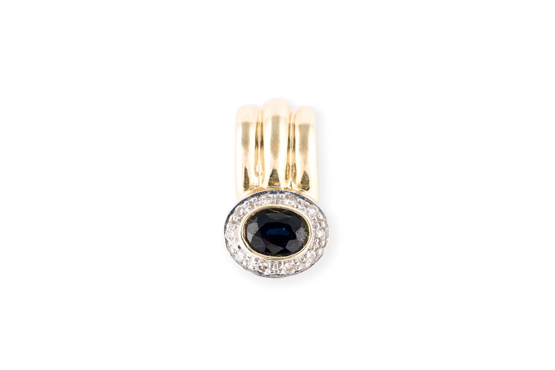 SAPHIR DIAMANT ANHAENGER: SAPHIR DIAMANT ANHAENGER GG 585. Masse: ca. 19,8 x 11,6 mm. Ges.-Gew.: ca. 4,5 g. Anhaenger, besetzt mit einem zentralen Saphir von ca. 0.50 ct. und einem Kranz aus Diamanten im 8/8-Schliff zus. ca.
