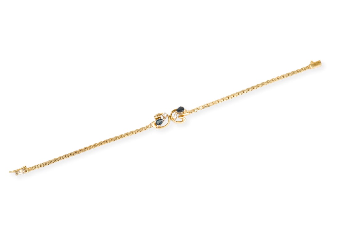 ZIERVOLLES SAPHIR DIAMANT ARMBAND: ZIERVOLLES SAPHIR DIAMANT ARMBAND GG 750. Masse: L.: ca. 18,0 cm. Ges.-Gew.: ca. 8,0 g. Armband, besetzt mit Brillanten zus. ca. 0.06 ct. und Saphiren zus. ca. 0.20 ct. Kastenschloss mit