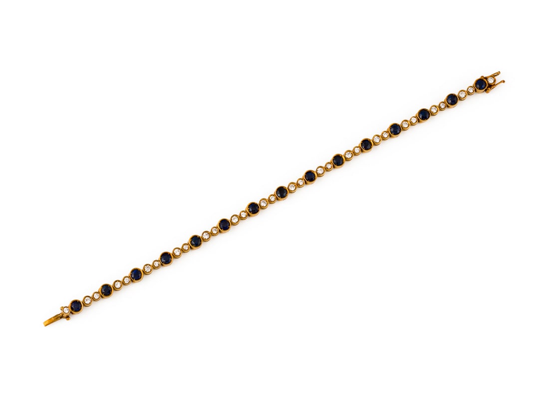 SAPHIR BRILLANT TENNIS ARMBAND: SAPHIR BRILLANT TENNIS ARMBAND GG 585. Masse: L.: ca. 18,0 cm. B.: ca. 4,9 mm. Ges.-Gew.: ca. 16,0 g. Tennisarmband, besetzt mit ca. 15 Saphiren zus. ca. 4.05 ct., sowie 30 Brillanten zus. ca. 1.12