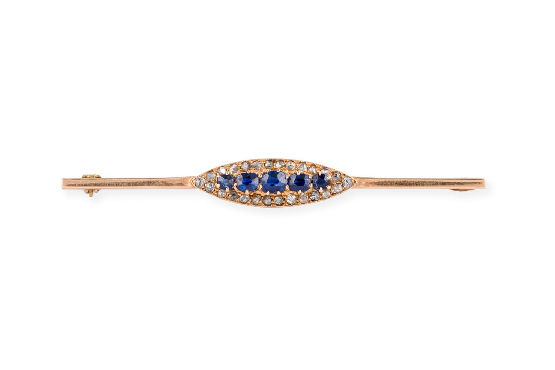 SAPHIR DIAMANT STABBROSCHE: SAPHIR DIAMANT STABBROSCHE GG 585 (getestet). Masse: ca. 62,0 x 7,2 mm. Ges.-Gew.: ca. 4,3 g. Stabbrosche, besetzt mit Saphiren zus. ca. 0.50 ct. und einem Kranz aus Diamantrosen zus. ca. 0.26 ct.